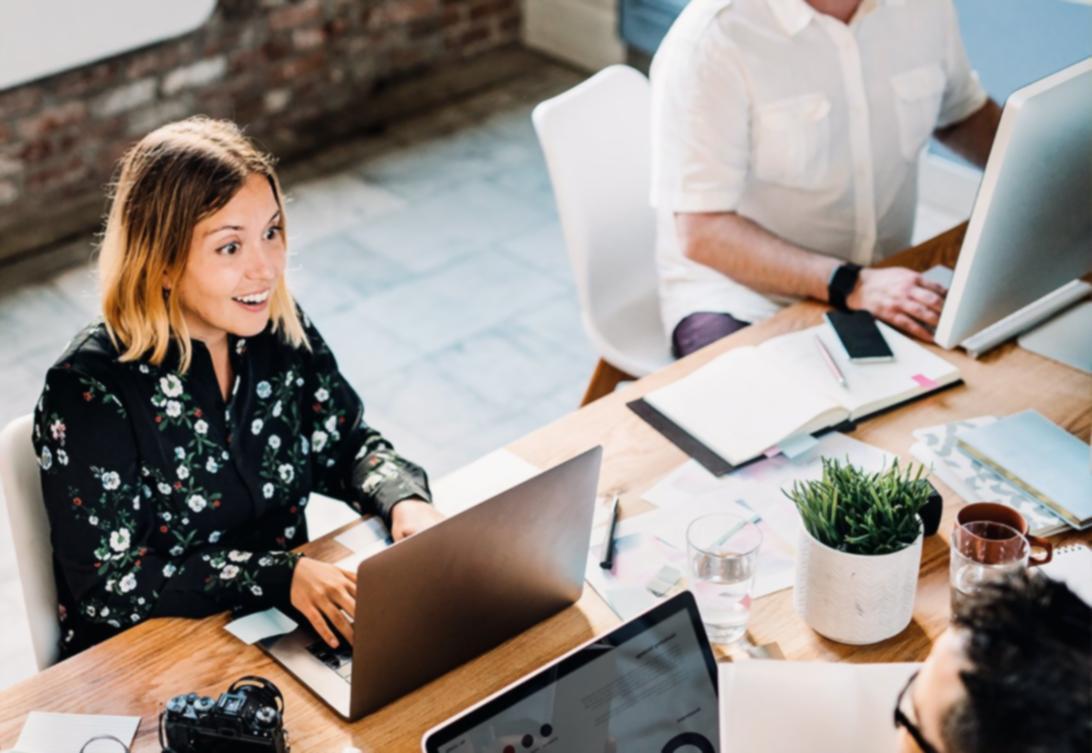 Espacio de trabajo moderno con dispositivos mostrando plataforma educativa de inversión