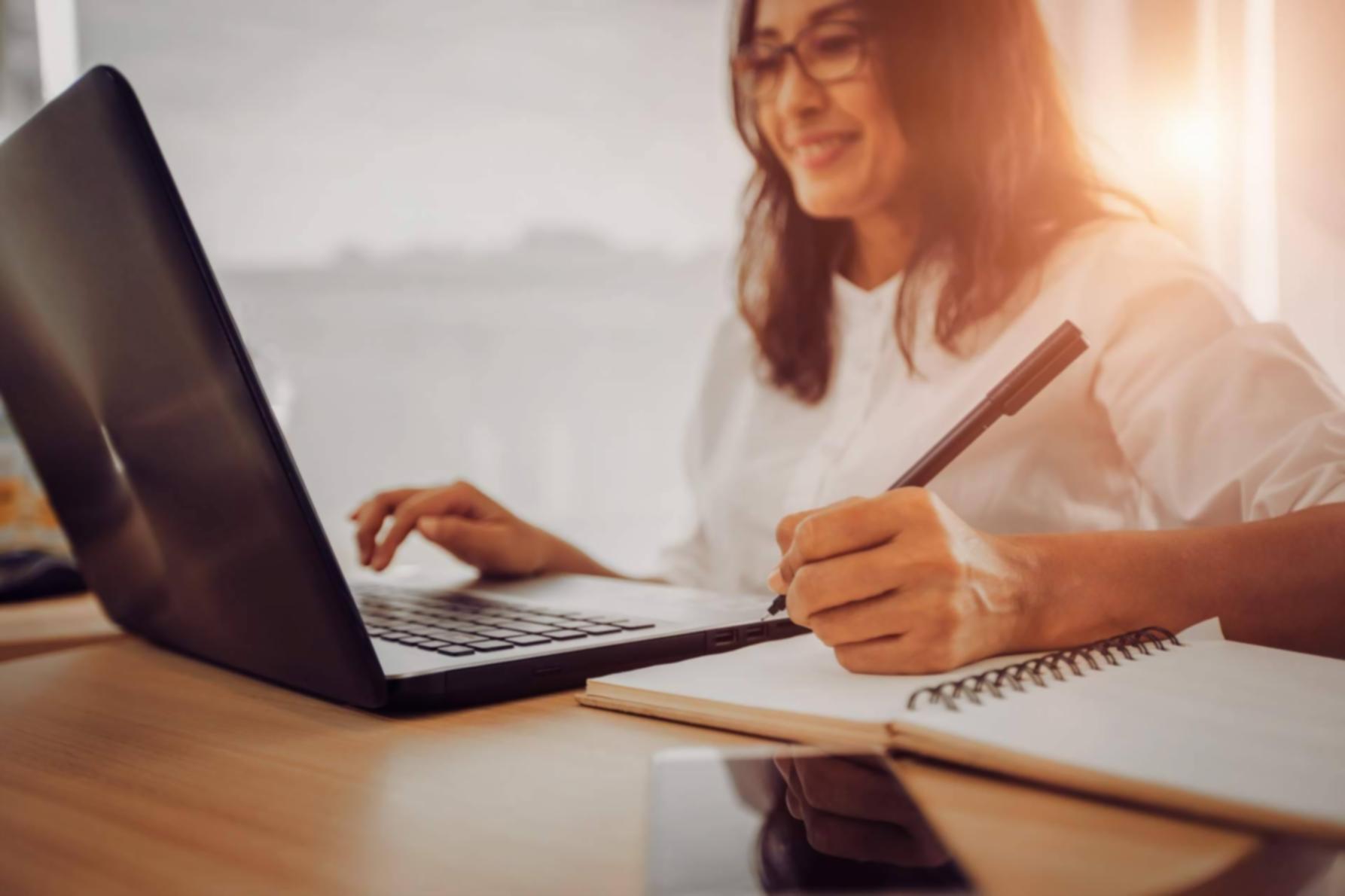 Persona revisando gráficos de inversión en tablet durante sesión de formación online