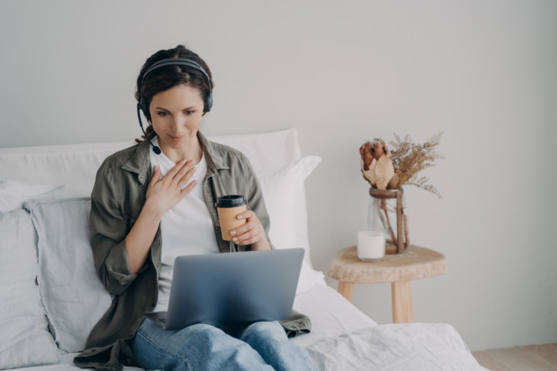 Personas analizando gráficos de inversión emocional