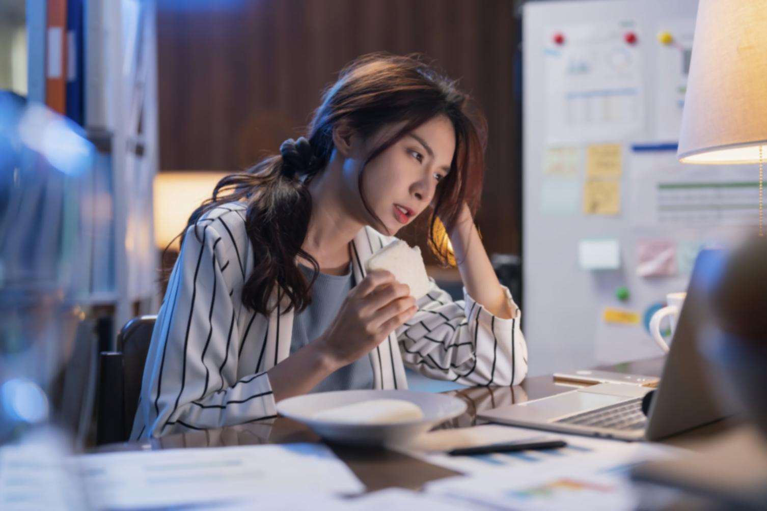 Participantes colaborando durante sesión práctica del programa